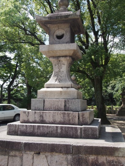 方違神社の灯籠